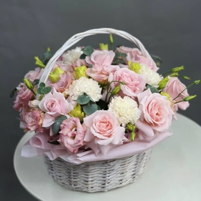 Композиция в корзине "Даяна" из французских роз, диантусов и эустом в Подольске