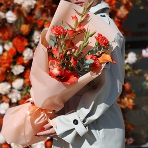 Букет "На закате дня" из гладиолусов, калл, гиперикума и диантусов в Подольске