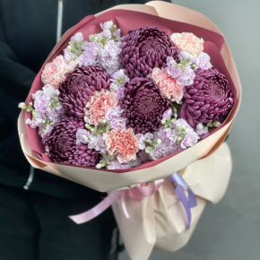 Букет "Софи" из хризантем Бигоуди, диантусов и ароматных маттиол в Подольске