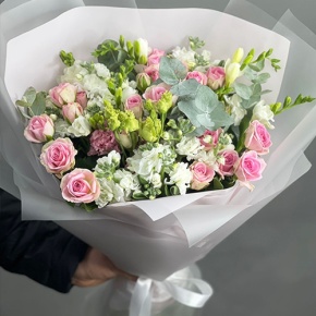 Букет "Особый случай " из ароматных маттиол, фрезий и кустовых роз в Подольске