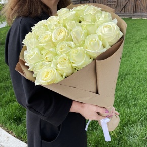 Букет из 25 белых роз в крафте (70 см) в Подольске