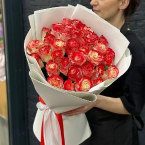 Букет " Клубничный коктейль" из 35 бело-красных роз в Подольске