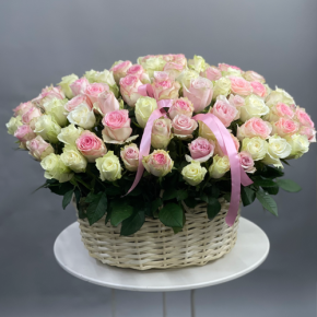 Композиция в корзине из 101 кенийской розы пастельный микс (40 см) в Подольске