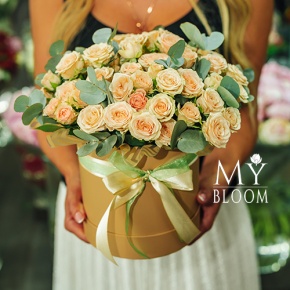 Композиция в шляпной коробке из кремовых кустовых роз в Подольске