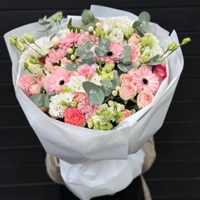 Букет "Ромео" из роз, эвкалипта, гербер, ароматных фрезий, озатамнуса, эустом и диантусов в Подольске