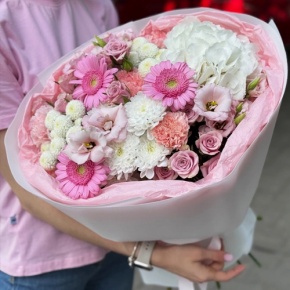 Букет "Розовые облака" из хризантемы, кустовых роз, диантусов, гортензии и эустом в Подольске