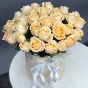 Композиция в шляпной коробке из 35 кремовых кенийских роз в Подольске