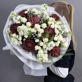 Букет "Шоколадный френч" из кустовых роз, хризантем Бигоуди, брунии, ароматных маттиол и сантини в Подольске