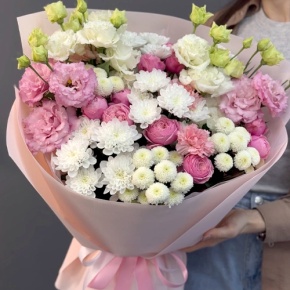 Букет "Задыхаюсь от нежности" из хризантемы, кустовых пионовидных роз, диантусов и эустом в Подольске