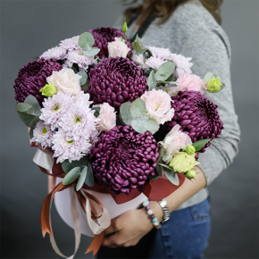 Композиция в шляпной коробке "Наденька" из хризантем Бигоуди, эустом и эвкалипта в Подольске