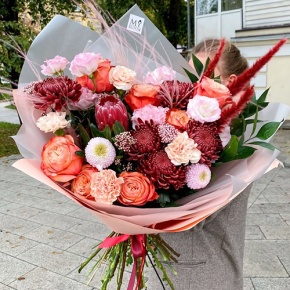 Букет "Каркаде" из хризантем Бигоуди и Момоко, роз Эквадор Кахала, озатамнуса,  эустом, протеи, и диантусов в Подольске