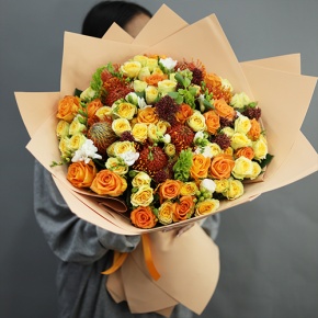 Букет "Осенние грёзы" из лейко, роз, фрезий, скиммии, молюцеллы и лейко в Подольске