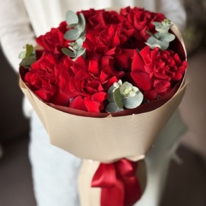 Букет "Красная пантера" из 7 роз Эквадор и эвкалипта в Подольске