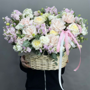 Композиция в корзине из роз Эквадор и ароматных маттиол в Подольске