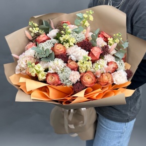 Букет "Татьяна" из маттиол, гортензий, роз Эквадор Кахала, диантусов, скиммии и озатамнуса в Подольске
