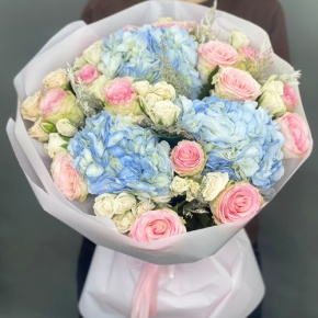 Букет "Легкий ветерок" из роз, конифера и гортензий в Подольске