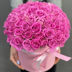 Композиция в шляпной коробке из 71 кенийской розы в Подольске