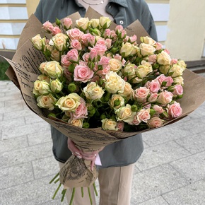 Букет из 19 кустовых роз в крафте (60 см) в Подольске