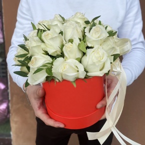 Композиция в шляпной коробке из 25 белых роз в Подольске