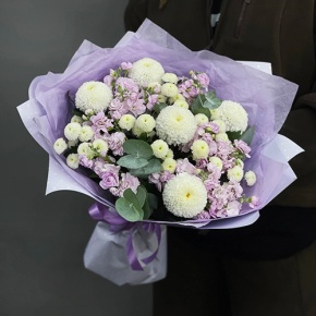 Букет "Ванила" из хризантем сантини, Момоко, эвкалипта и ароматных маттиол в Подольске