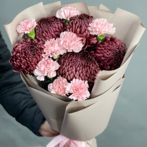 Букет из хризантем Бигоуди и розовых диантусов в Подольске
