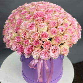 Композиция в шляпной коробке из 151 розы кения в Подольске