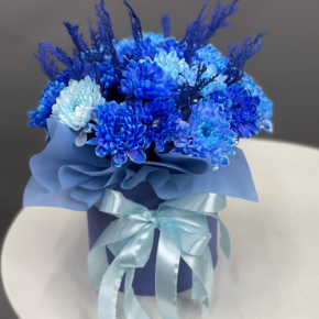 Композиция в шляпной коробке "Магия синего" из хризантем и конифера в Подольске