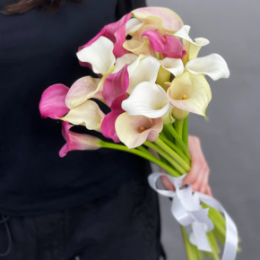 Букет из 21 каллы микс в Подольске