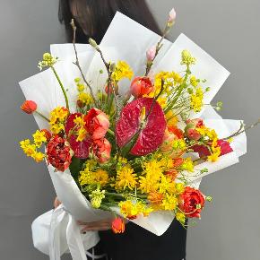 Букет с кустовыми ранункулюсами, антуриумом, тюльпанами и нарциссами в Подольске