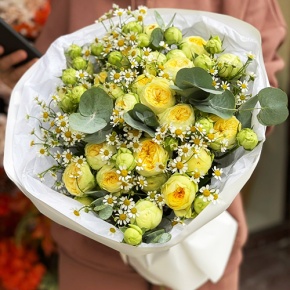Букет "Иветта" из лимонных пионовидных кустовых роз и ромашек в Подольске