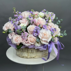 Композиция в корзине из французских роз и ароматных маттиол в Подольске