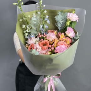 Букет "Таинственное очарование" из мазровых роз Риджентс парк, гиперикума, альстромерий, эустом и дельфиниума в Подольске