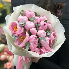 Букет из 15 лососевых пионов с эвкалиптом в Подольске