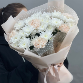 Букет из хризантем и диантусов пудра в Подольске