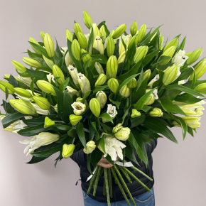 Объемный букет из 27 ароматных белых лилий в Подольске