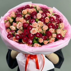 Букет "Рубиновый гранит" из 35 кустовых роз микс (50 см) в Подольске
