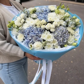 Букет "Голубые облака" из хризантемы, диантусов, Голландской гортензии, дельфиниума и эустомы в Подольске