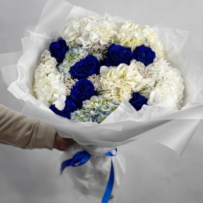 Букет "Моника" из белых гортензий, синих роз Эквадор и озатамнуса в Подольске