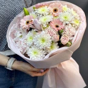 Букет "Дружба" из хризантемы, пионовидной лилии, гербер, диантусов и кустовых роз в Подольске
