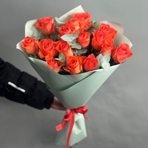 Букет из 15 морковных роз с эвкалиптом (50 см) в Подольске