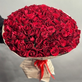 Букет 101 красная роза Кения в крафте (50 см) в Подольске