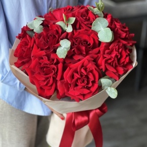 Букет "Красная пантера" из 13 роз Эквадор и эвкалипта в Подольске
