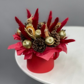 Композиция в шляпной коробке "Глинтвейн золото" из шишек, корицы и лагуруса в Подольске