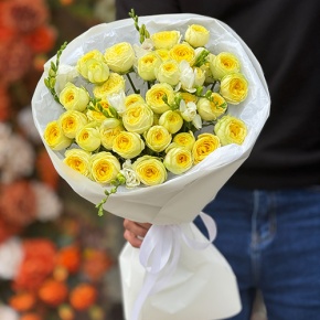 Букет "Всё решено" из лимонных пионовидных кустовых роз и ароматных фрезий в Подольске