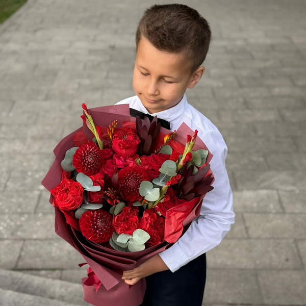 Букет с георгинами, розами и леукадендроном в Подольске