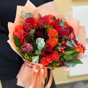 Букет "Красный закат" из калл, роз, калины, скиммии, гиперикума, сафари, гербер и капса в Подольске