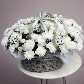 Композиция в корзине "Снежная лавина" из хризантем в Подольске