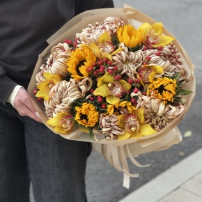 Букет "Биркин" из подсолнухов, орхидей, гиперикума, хризантем Виена в Подольске