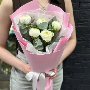 Букет-комплимент из 5 белых ранункулюсов в Подольске