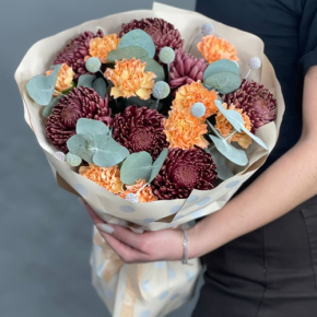 Букет "Персиковый раф" из хризантем Бигоуди, краспедии и диантусов в Подольске